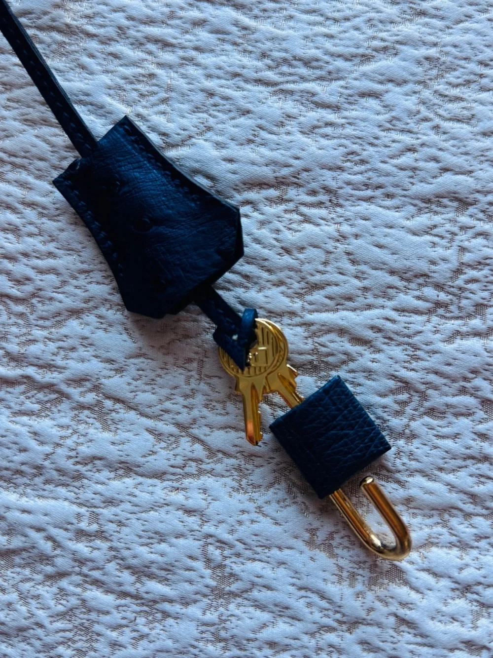 Hermes B 25 Ostrich Navy Leather Key Holder with Gold Padlock no scratches